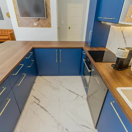 Bengt Kiraly Str. Apartment *